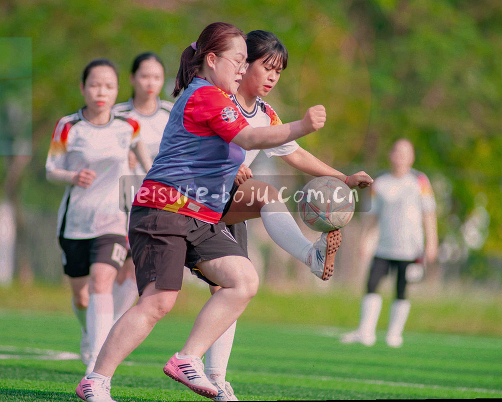 五层半透明玻璃档案依次层叠，层与层之间透出深蓝底色与细密刻度线
